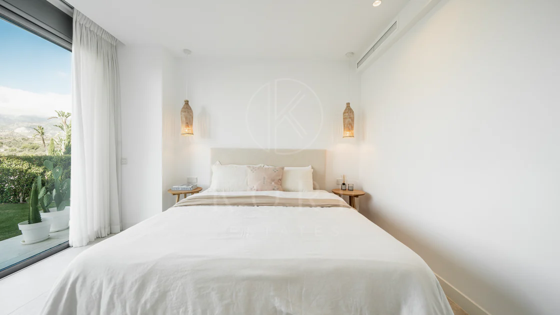 Apartamento de Lujo en Planta Baja con Jardín y Vista Parcial al Mar en Marbella Este