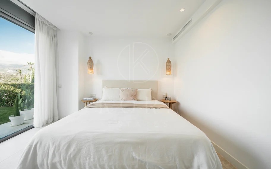 Apartamento de Lujo en Planta Baja con Jardín y Vista Parcial al Mar en Marbella Este