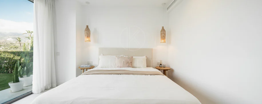 Apartamento de Lujo en Planta Baja con Jardín y Vista Parcial al Mar en Marbella Este