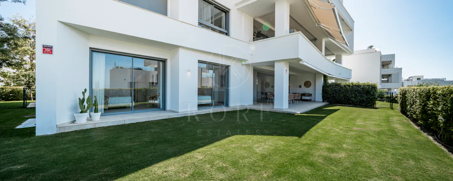 Apartamento de Lujo en Planta Baja con Jardín y Vista Parcial al Mar en Marbella Este