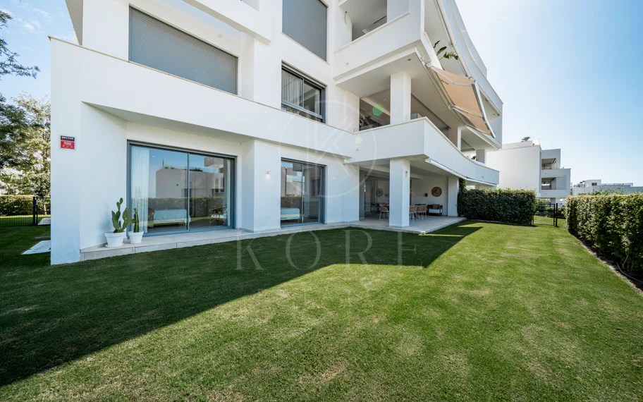 Apartamento de Lujo en Planta Baja con Jardín y Vista Parcial al Mar en Marbella Este