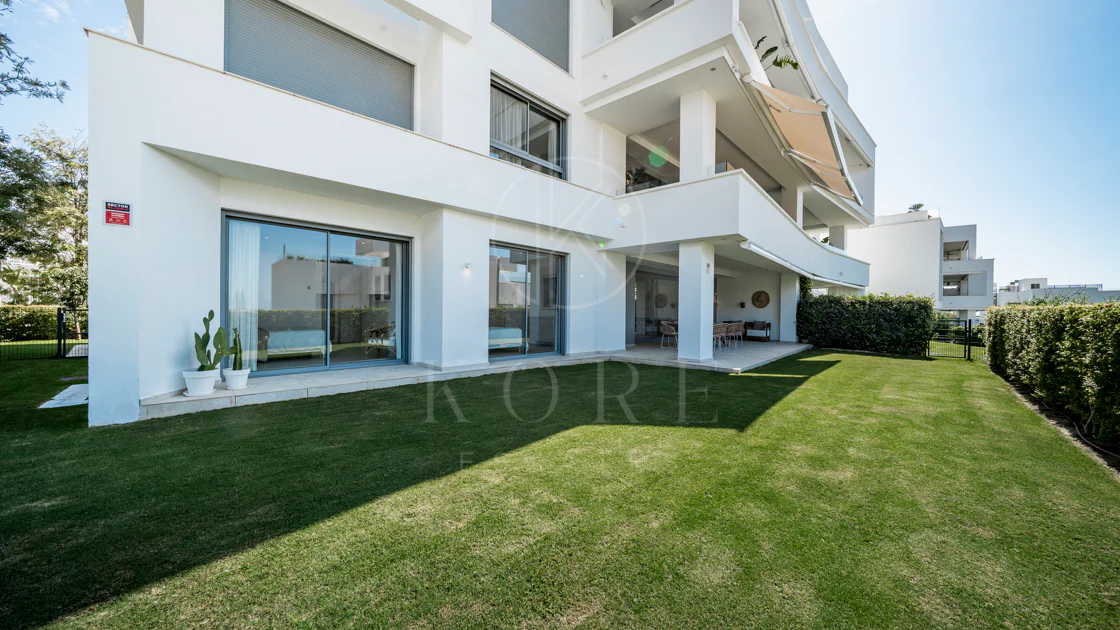 Apartamento de Lujo en Planta Baja con Jardín y Vista Parcial al Mar en Marbella Este