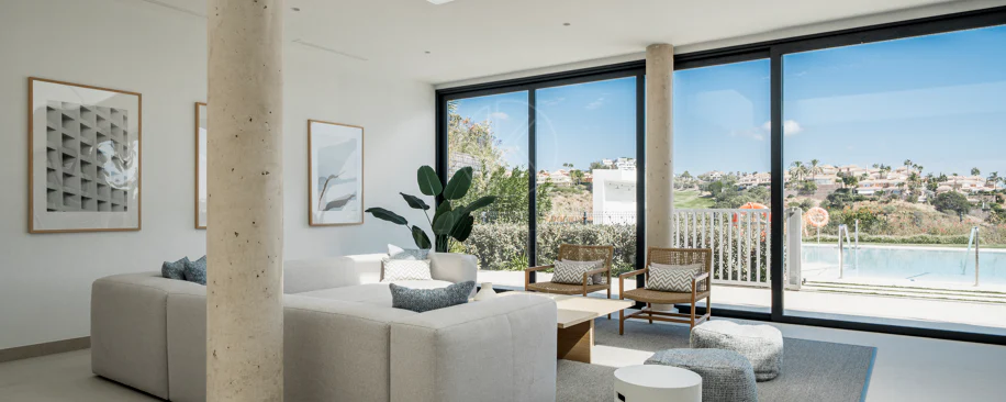 Apartamento de Lujo en Planta Baja con Jardín y Vista Parcial al Mar en Marbella Este