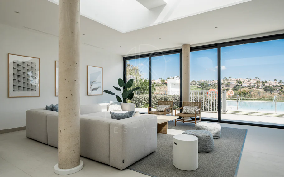 Apartamento de Lujo en Planta Baja con Jardín y Vista Parcial al Mar en Marbella Este