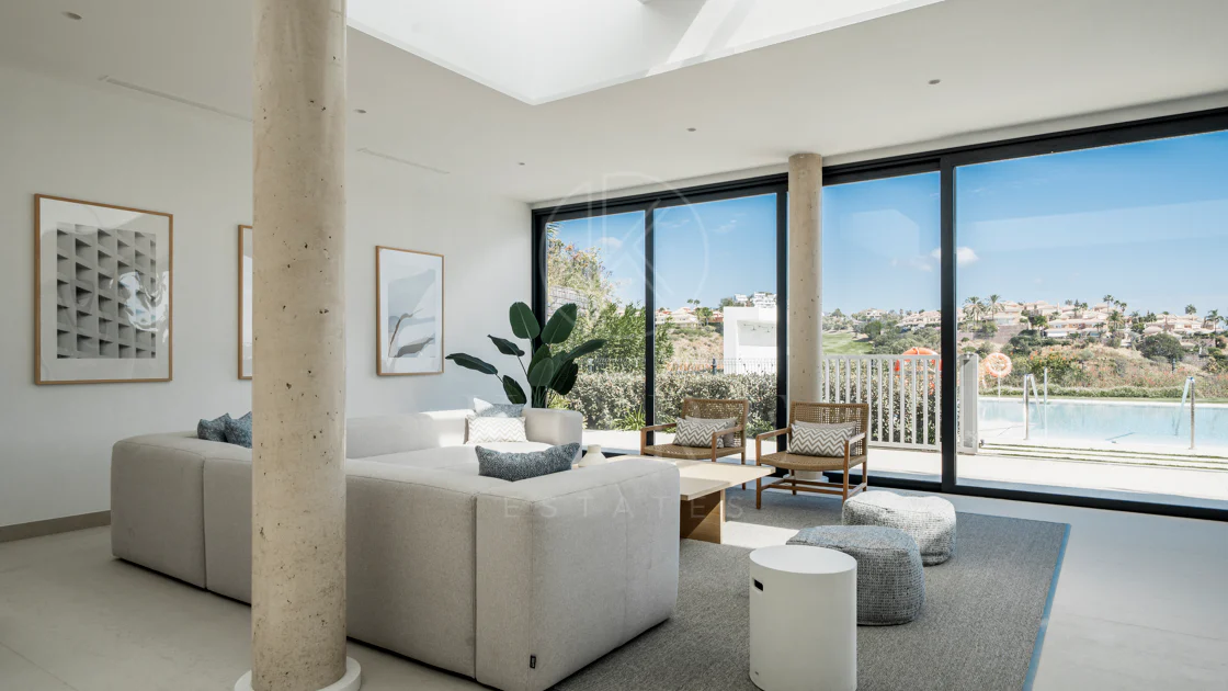 Apartamento de Lujo en Planta Baja con Jardín y Vista Parcial al Mar en Marbella Este