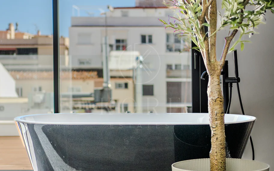 Joya arquitectónica en la calle más emblemática de Estepona