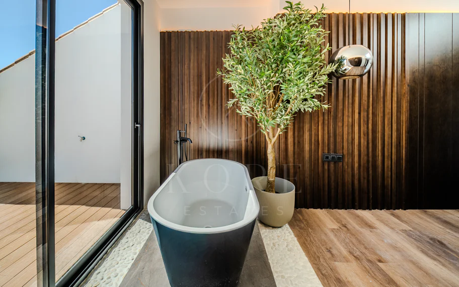 Joya arquitectónica en la calle más emblemática de Estepona