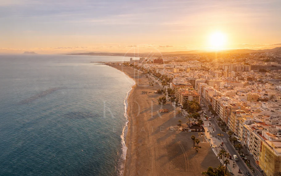 Joya arquitectónica en la calle más emblemática de Estepona