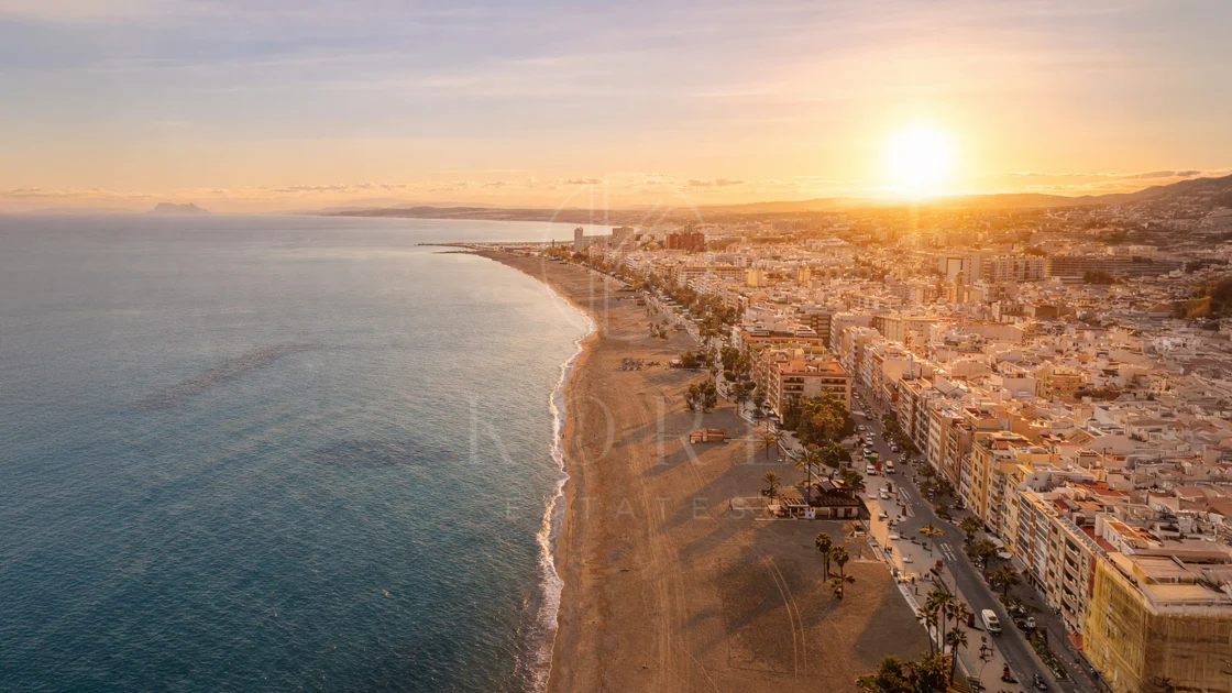 Joya arquitectónica en la calle más emblemática de Estepona