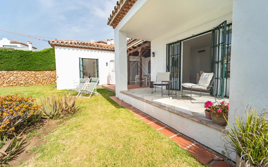 Villa en venta en Elviria, Marbella Este