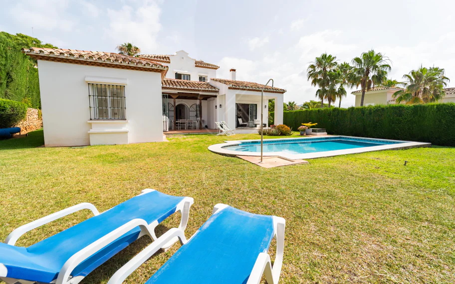 Villa en venta en Elviria, Marbella Este