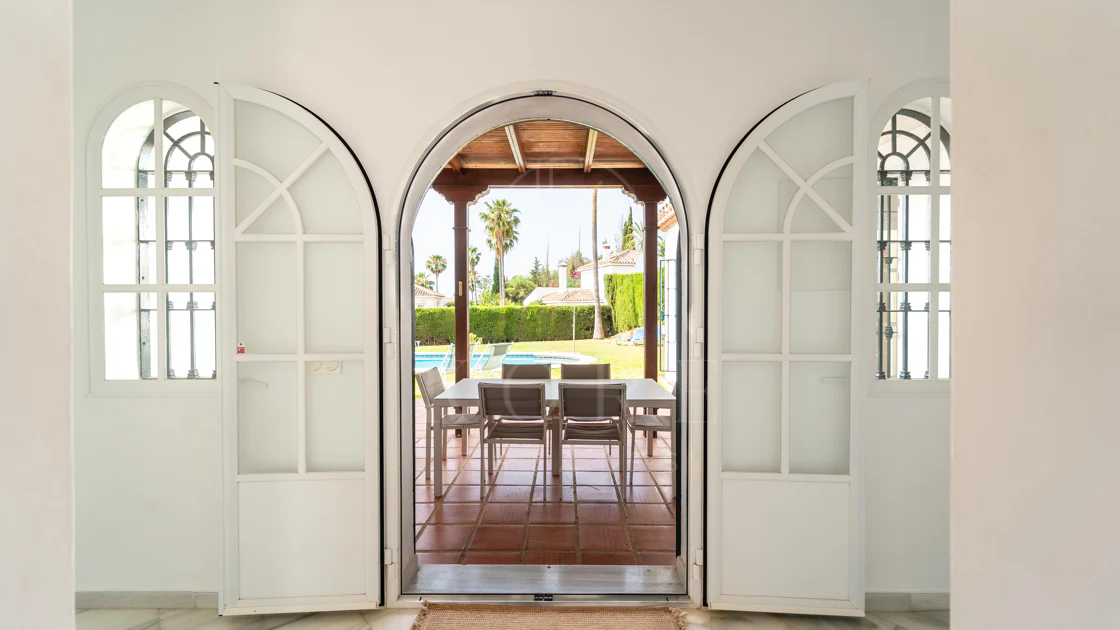 Villa en venta en Elviria, Marbella Este