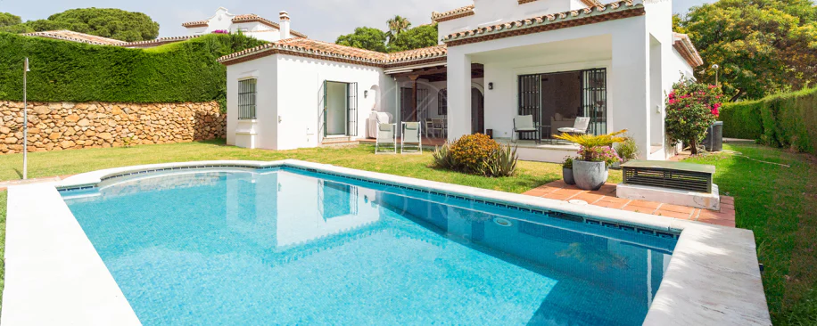 Villa en venta en Elviria, Marbella Este