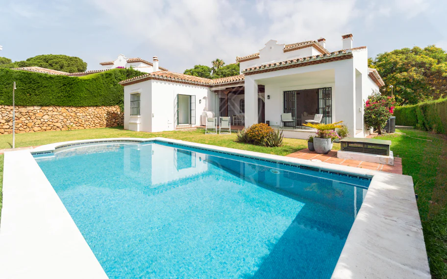 Villa en venta en Elviria, Marbella Este