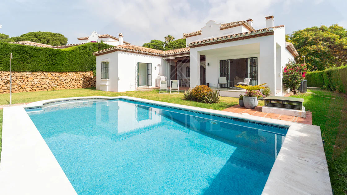 Villa en venta en Elviria, Marbella Este
