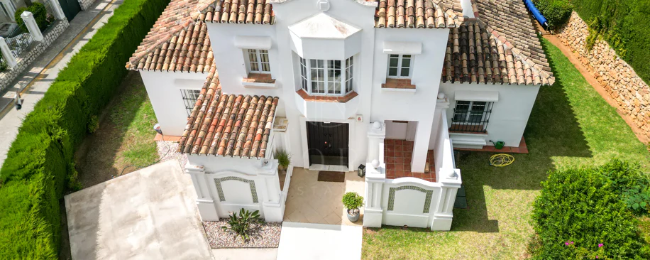 Villa en venta en Elviria, Marbella Este