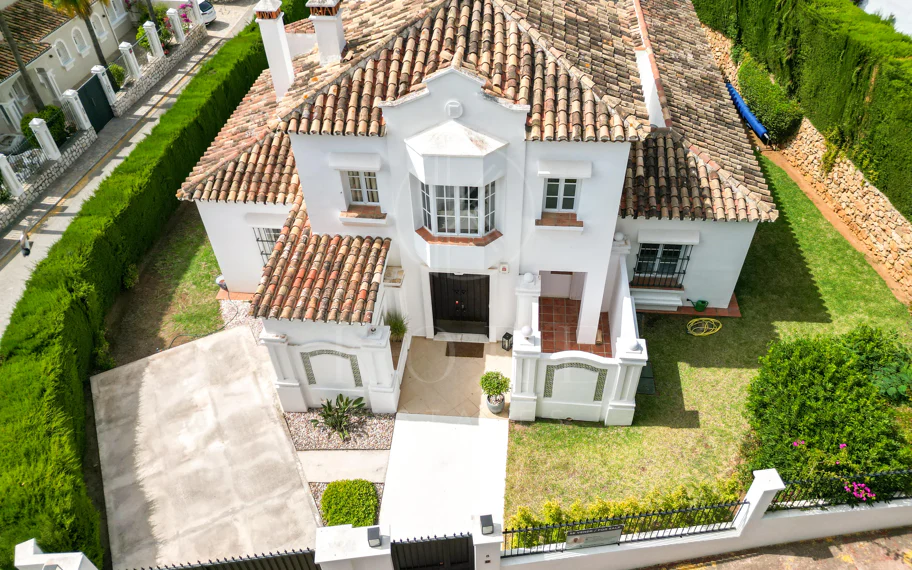 Villa en venta en Elviria, Marbella Este