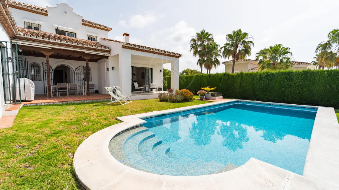 Villa en venta en Elviria, Marbella Este