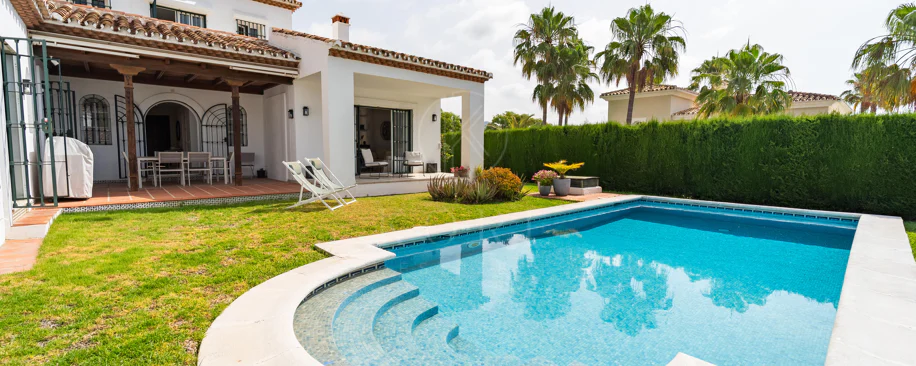 Villa en venta en Elviria, Marbella Este