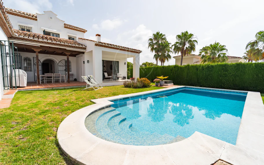 Villa en venta en Elviria, Marbella Este