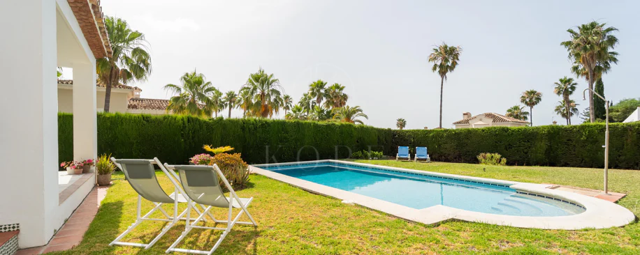 Villa en venta en Elviria, Marbella Este