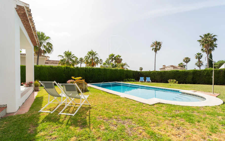 Villa en venta en Elviria, Marbella Este