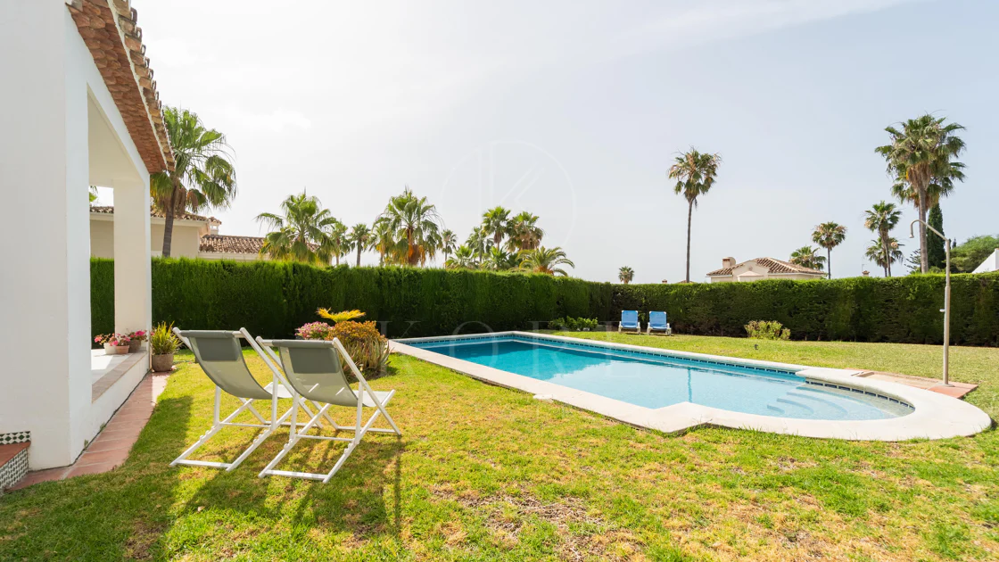 Villa en venta en Elviria, Marbella Este