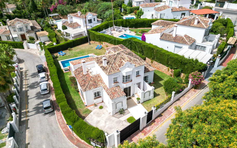 Villa en venta en Elviria, Marbella Este