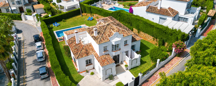 Villa en venta en Elviria, Marbella Este