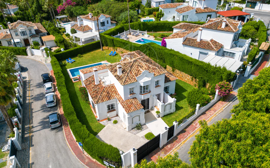 Villa en venta en Elviria, Marbella Este