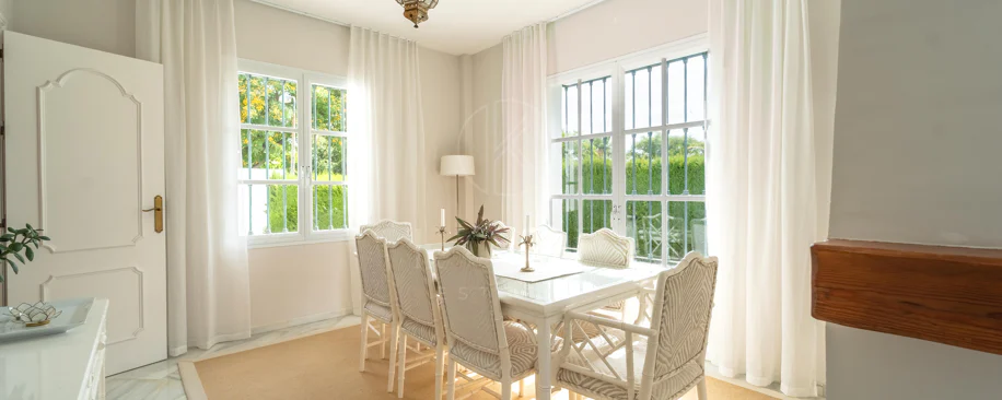 Villa en venta en Elviria, Marbella Este