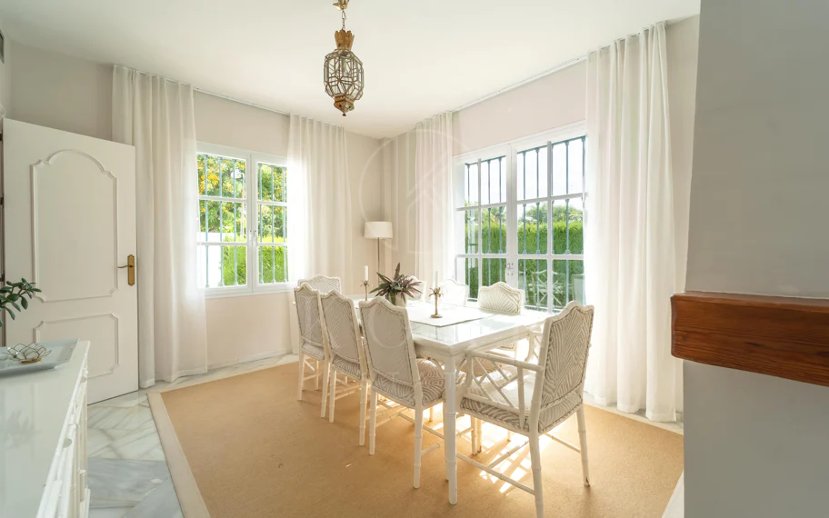 Villa en venta en Elviria, Marbella Este