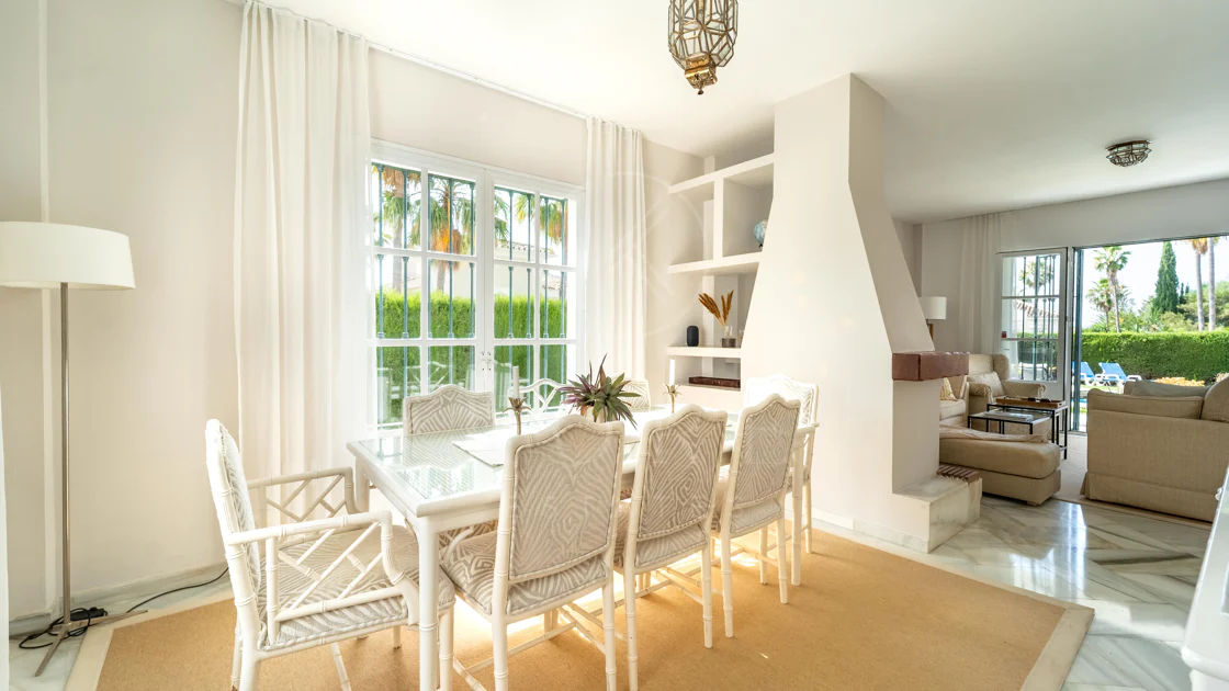 Villa en venta en Elviria, Marbella Este