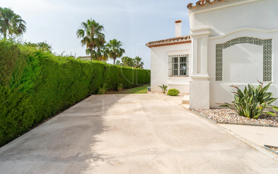 Villa en venta en Elviria, Marbella Este