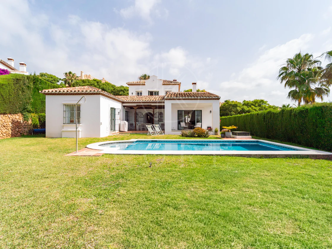 Villa en venta en Elviria, Marbella Este