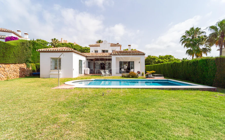 Villa en venta en Elviria, Marbella Este