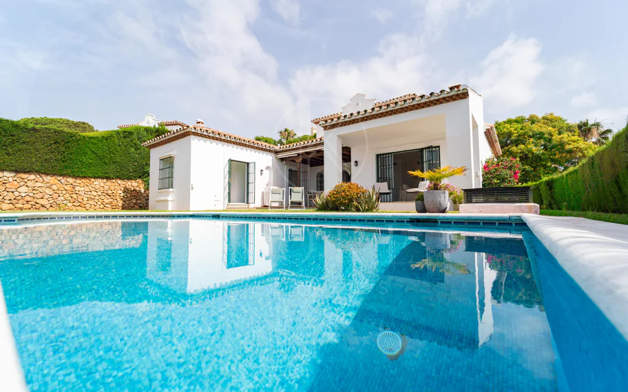 Villa en venta en Elviria, Marbella Este