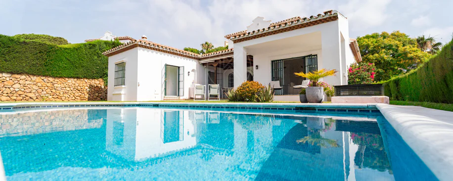 Villa en venta en Elviria, Marbella Este