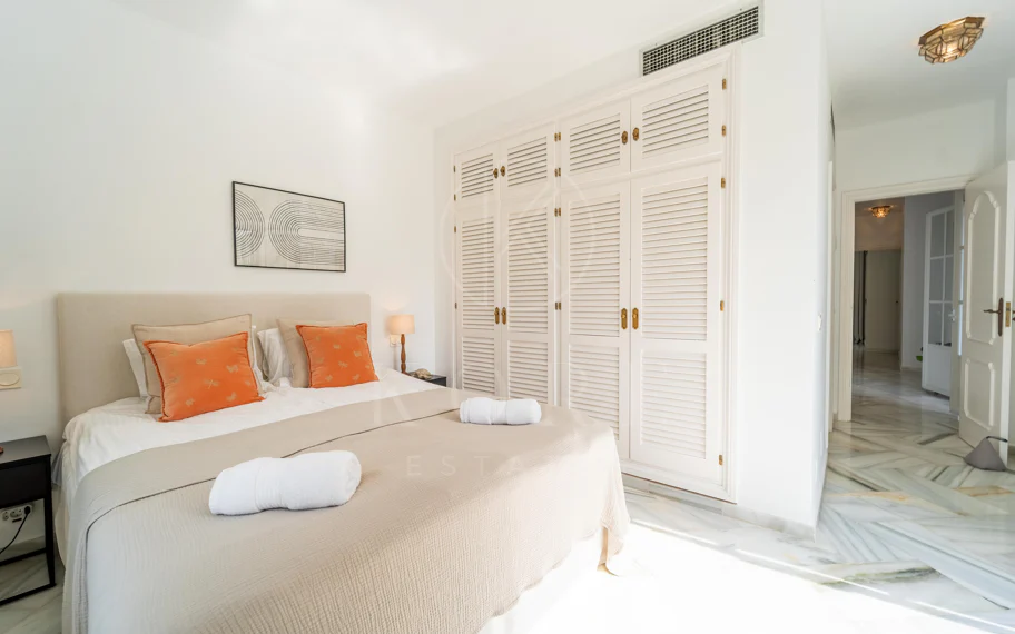 Villa en venta en Elviria, Marbella Este