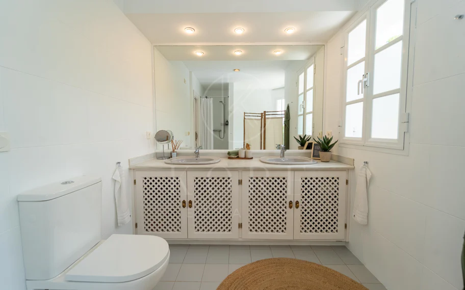 Villa en venta en Elviria, Marbella Este
