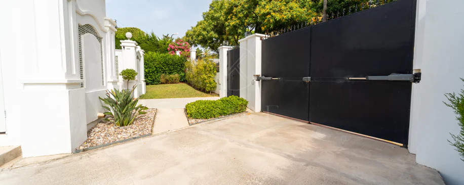 Villa en venta en Elviria, Marbella Este
