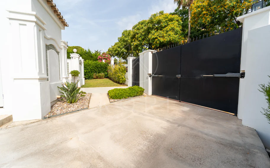 Villa en venta en Elviria, Marbella Este