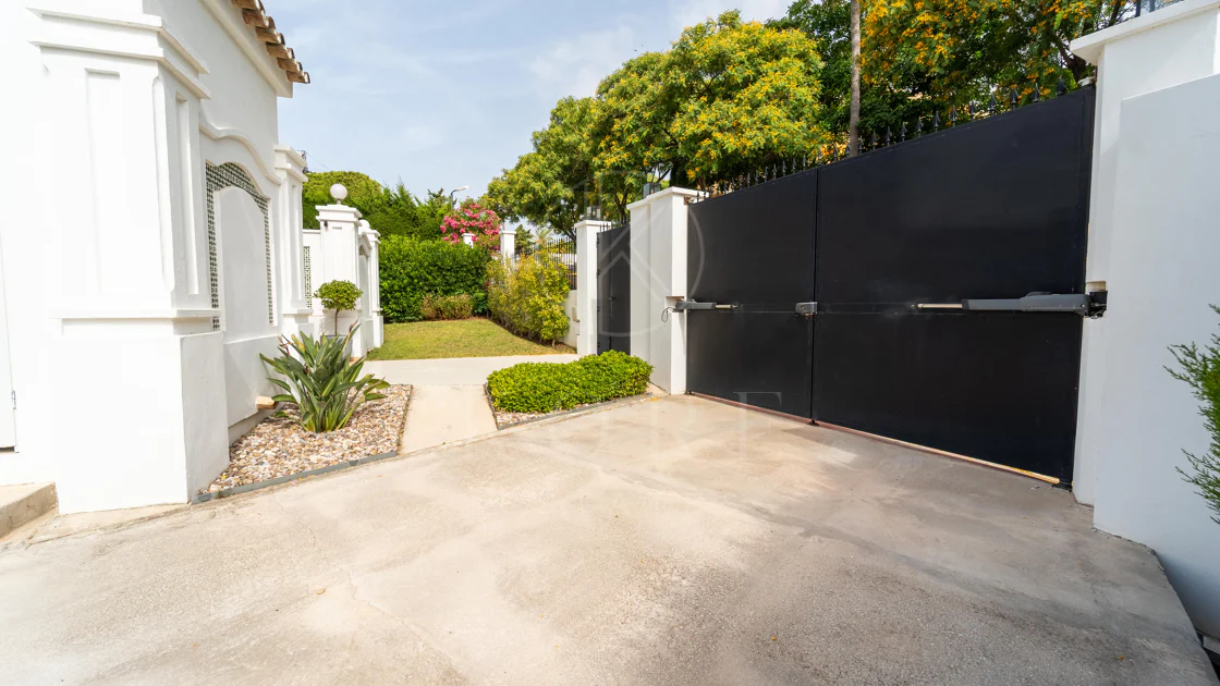 Villa en venta en Elviria, Marbella Este