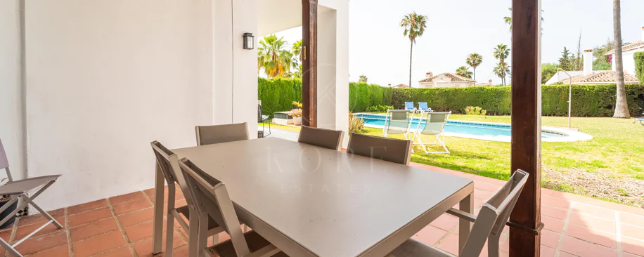 Villa en venta en Elviria, Marbella Este