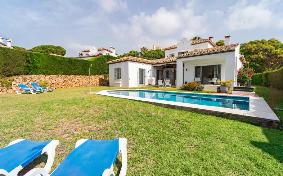 Villa en venta en Elviria, Marbella Este