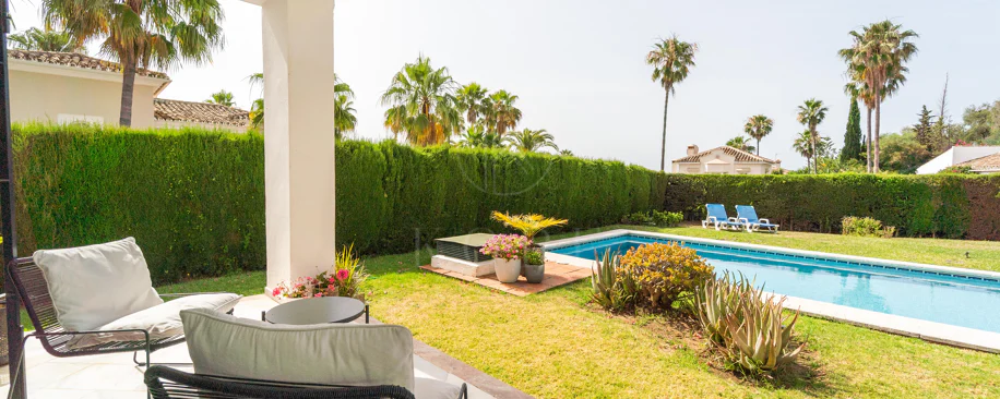 Villa en venta en Elviria, Marbella Este