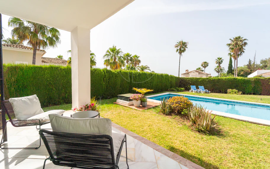 Villa en venta en Elviria, Marbella Este