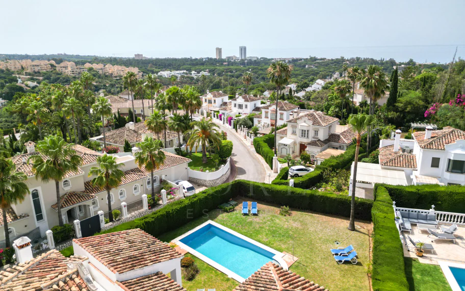 Villa en venta en Elviria, Marbella Este