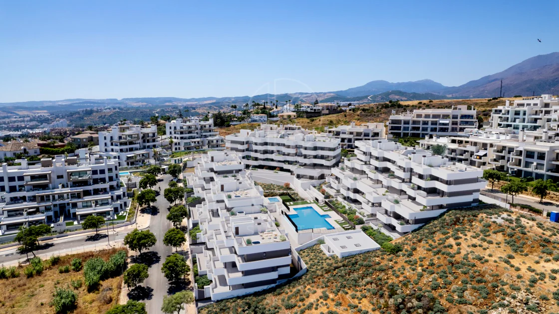 Ático contemporáneo de lujo con vistas panorámicas al mar y jacuzzi privado en la azotea, en Las Mesas, Estepona