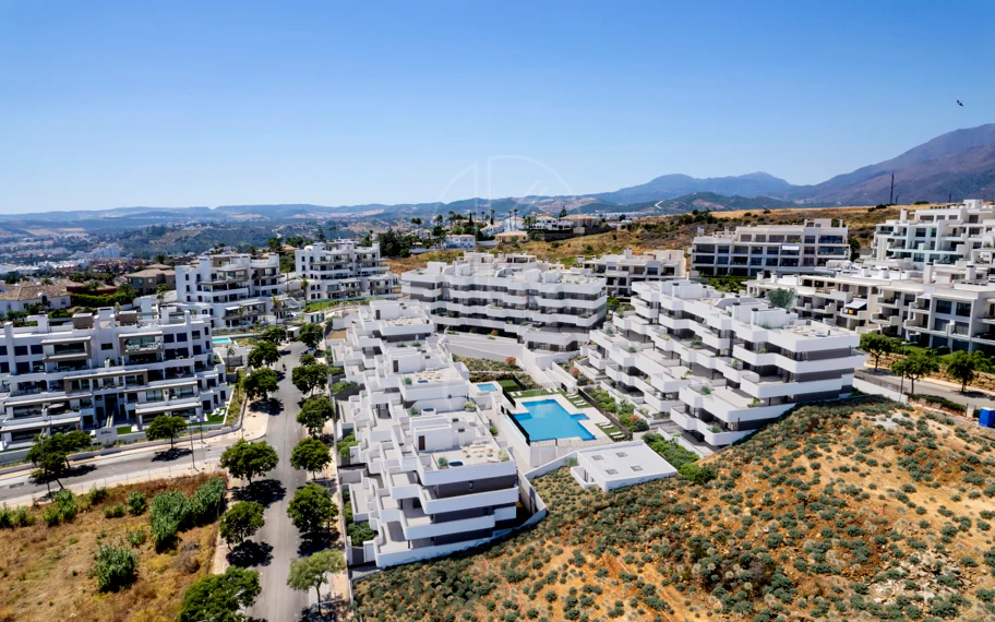 Ático contemporáneo de lujo con vistas panorámicas al mar y jacuzzi privado en la azotea, en Las Mesas, Estepona